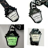 Médaille personnalisée phosphorescente en gros, médaille lumineuse en alliage de zinc moulé sous pression avec émail, médaille de récompense pour événements sportifs nocturnes OEM ODM