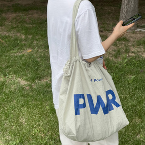 Bolso de cubo informal retro de un solo hombro Bolso de nylon con estampado de letras con cierre de cordón Estilo vintage - Product Image 4