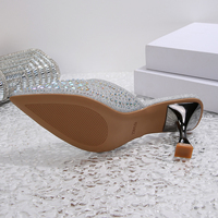 Chaussures plates de luxe à bout pointu ornées de strass, fines et légères, pour femme, idéales pour les soirées élégantes et les occasions spéciales.
