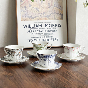 Set di tazze da caffè in ceramica stampate con fiori Vintage che servono tazza di caffè e piattino con design dorato - Product Image 2