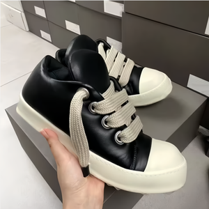 รองเท้ากีฬาผู้ชายคุณภาพ 5A ดีไซน์เนอร์สีดำ รองเท้าลำลองแบบผูกเชือก หนังแท้ รองรับอุ้งเท้า แฟชั่น รองเท้าวิ่งทรงหนาสำหรับผู้หญิง - Product Image 1