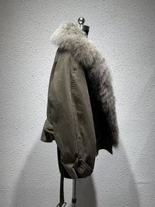 Parka da Donna di Lusso con Collo in Vera Pelliccia di Volpe - Imbottito in Cotone Spesso con Raffinata Lavorazione a Strisce e Bordo in Pelliccia Oversize - Product Image 4