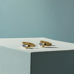 Élégantes boucles d'oreilles créoles en or 22 carats avec diamants, design triangulaire moderne et accent en émail noir – Bijoux stylés pour femme - Product Image 2