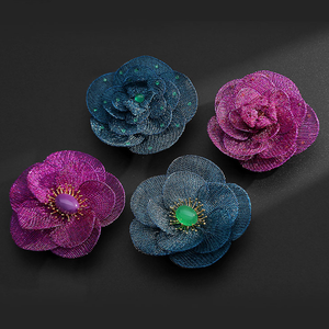 Broche de Camelia de Malla Brillante Hecho a Mano de Primera Calidad, Chapado en Cobre, con Sugilita Natural y Calcedonia Verde, Joyería Fina para Bodas - Product Image 1