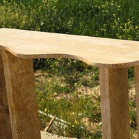 Table console en marbre travertin beige Dream Home avec plateau à bords ondulés, découpe en arche, pied latéral en U, base en U, meuble d'entrée pour hall