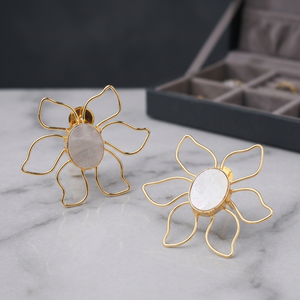 Pendientes de latón hechos a mano con diseño floral y nácar – Joyería llamativa chapada en oro - Product Image 4