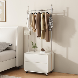 Mesita de Noche de Madera Lacada en Color Crema con Perchero Integrado, Mueble de Almacenamiento Moderno y Minimalista para Dormitorio, Uso Adulto - Product Image 1
