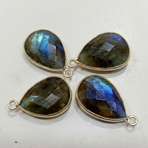 Conectores de Bisel de un Solo Anillo con Labradorita Natural en Forma de Pera de 13x17mm, Facetada, con Destellos Grises - Product Image 1