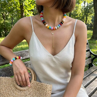Ensemble collier et bracelet en perles acryliques plates, rondes, brillantes et multicolores, avec petits intercalaires dorés entre chaque perle, bijoux d'été