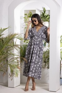 Kaftan monochrome noir et blanc pour femmes avec taille élastiquée et col en V pour un look décontracté élégant et tendance - Product Image 3