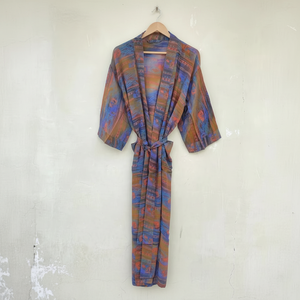 Robe Kimono Bleue Recyclée en Soie 100% Col V avec Cordon de Serrage – Idéale pour la Vie Quotidienne, Cadeau d'Anniversaire Parfait pour Elle, Tenue de Plage Été Automne Printemps - Product Image 1