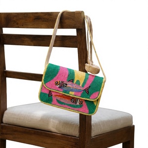Sac à bandoulière en toile brodée fait main, forme rectangulaire avec motif poisson, sac à main textile multicolore - Product Image 1