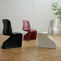 Chaise d'appoint sculpturale monobloc en plastique renforcé de fibres, design moderne, certifiée CE pour une utilisation intérieure et extérieure