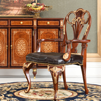 Chaise de salle à manger de style britannique Chippendale, chaise en bois sculptée à la main avec décor doré et siège en cuir capitonné