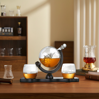 Cadeau Fête des Pères Noël Accessoires de Bar pour Alcool et Spiritueux Ensemble Carafe à Whisky Globe Gravée 850ml avec 2 Verres pour Hommes