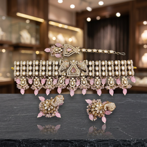 Conjunto nupcial chapado en oro: Collar choker, pendientes colgantes y tikka étnico de circonita. Última tendencia para bodas, compromisos y aniversarios. - Product Image 3