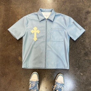 เสื้อแจ็คเก็ตหนังแฟชั่นคุณภาพสูงสำหรับผู้ชาย สไตล์สตรีทแวร์ ซิป ปก PU ปักโลโก้แบบกำหนดเอง แขนสั้น - Product Image 4