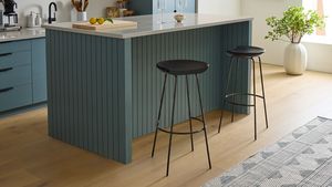 Taburete de bar moderno y versátil con asiento de madera Marco de patas de metal Diseño contemporáneo ligero para cenar Estilo de pub de moda - Product Image 3