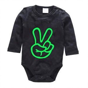 Combinaison bébé à manches longues noire avec imprimé signe de la paix vert, en coton doux, fermeture à boutons-pression sur le devant, style décontracté - Product Image 1