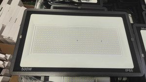 Projecteur LED 300W IP65 6000K Lumière du jour Corps en plastique Haute luminosité Utilisation en extérieur Jardin Puce COB Certifié CE Télécommande - Product Image 4