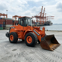 Chargeuse frontale sur roues Doosan DL505 de qualité fiable, avec pièces de précision et système de fonctionnement stable, idéale pour les entrepôts à céréales et les sites de stockage.