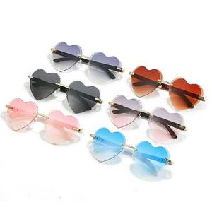 Gafas de Sol de Moda 2022, Color Azul Rosa Degradado, Montura sin Aro con Corte de Diamante, Gafas de Sol en Forma de Corazón para Mujer - Product Image 1