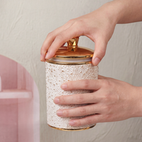 Élégants pots de conservation hermétiques blancs perlés avec accents dorés pour l'organisation du café, du thé et du sucre