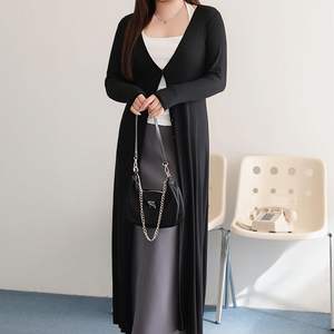 เสื้อคลุมคาร์ดิแกนสีดำทรงยาว ดีไซน์หรูหรา สำหรับผู้หญิงไซส์พลัส พร้อมดีไซน์ไหล่ตรงและเข้ารูปช่วงเอว - Product Image 2
