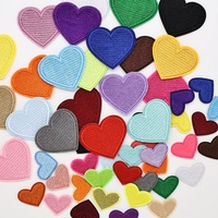 Patchs brodés en forme de cœur multicolores (52 pièces) – Thermocollants sans colle à repasser pour vêtements, chaussures, chapeaux, chaussettes et accessoires