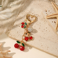 Gantungan Kunci Wanita Bentuk Hati Lucu dari Paduan Seng, Liontin Ceri dengan Hiasan Mutiara - Gantungan Tas/Headphone/Tablet Model Universal yang Trendi