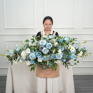 Composition florale sur mesure pour allée de mariage, arrangement de fleurs d'hortensia bleu de haute qualité pour escalier - Product Image 1