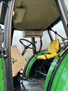 Tracteur de cabine John Deere 6B-1404, cabine panoramique à faible bruit, confort toutes saisons, opération sur le terrain pendant de longues journées - Product Image 5
