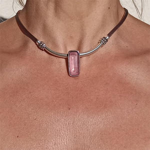 Collar tejido geométrico cuadrado resina colgante collar para mujer Uionen 1426 - Product Image 1