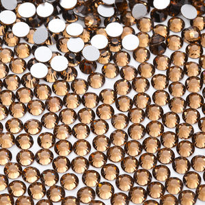 Strass en <span class=keywords><strong>verre</strong></span> à dos plat brillant en gros pour la décoration de chaussures et de <span class=keywords><strong>sous</strong></span>-vêtements pour femmes, strass SS20 en vrac - Product Image 4