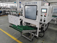 Machine d'emballage verticale entièrement automatique à moteur pneumatique et commande PLC pour sachets de film PE, idéale pour l'emballage de produits alimentaires et de boissons en cartons.