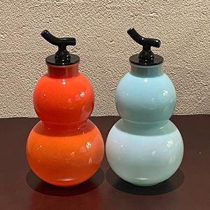 Nouveauté Bouteille d'eau portable en forme de <span class=keywords><strong>gourde</strong></span>, capacité de 700ml, lavable à la main, porte ovale multicolore en PVC avec couvercle de boisson à la mode - Product Image 1
