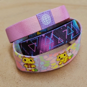 Barato logotipo personalizado caucho deportes grabado en relieve poliéster PVC pulsera logotipo personalizado pulseras de silicona - Product Image 4