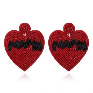 Pendientes Colgantes de Cuentas de Vidrio Hechos a Mano con Corazón Rojo Bordado, Modelo 0588 de CRYSTAL CRAFT, Ligeros, para Mujer, Ideales para Fiestas, Navidad y Bodas - Product Image 1