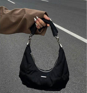 Bolso Bandolera de Terciopelo Negro con Diseño Vintage de Nubes Oscuras, Casual, con Cremallera y Forro de Poliéster para Mujer - Product Image 6
