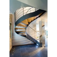 Escalier d'intérieur incurvé moderne avec garde-corps en arc en métal, bois et verre durables Beau design de foyer
