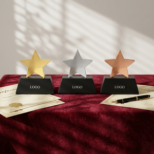 Trophée étoile conçu pour récompenser l'excellence et les réalisations. - Product Image 1