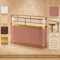 Comptoir de présentation de bijoux ovale rose personnalisé avec vitrine en verre incurvé et cadre doré pour la vente en gros aux bijouteries