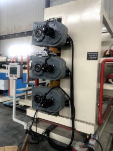 อุปกรณ์สายพานเคลื่อนที่สำหรับงานกันซึมภายนอกอาคาร ผลิตจากวัสดุ HDPE โพลีเมอร์คุณภาพสูง เป็นมิตรต่อสิ่งแวดล้อม สำหรับงานมุงหลังคาด้วยแผ่นกันซึม ยี่ห้อเยว่ฮวา - Product Image 2