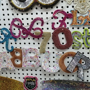 Bán buôn Sequins thêu các bản vá lỗi tùy chỉnh vải thêu phù hiệu tim/Hoa/vòng hình dạng may mặc - Product Image 1