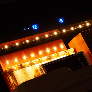 Gabinete de cigarros de puerta de vidrio antivaho de 154L con control de temperatura preciso NE-181 con tres estantes de haya - Product Image 5