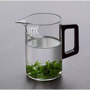 Taza de cristal de borosilicato de alta calidad con mango de madera, base gruesa y diseño minimalista para servir té - Product Image 2