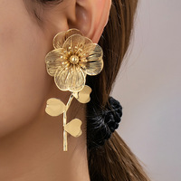 Boucles d'oreilles pendantes sculptées en forme de branche florale, plaquées or, creuses, motif feuille de fleur, pour femme, bijoux fantaisie OEM/ODM