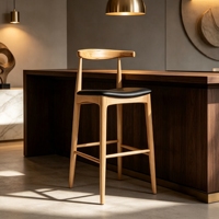 Taburete de bar de madera de caucho maciza al por mayor, estilo moderno de mediados de siglo, respaldo tipo cuerno de toro, asiento tapizado, proveedor de muebles de bar de marca privada