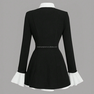 Blazer-robe 2-en-1 sur mesure pour <span class=keywords><strong>femme</strong></span> avec boutons perlés, manches longues et volants plissés, coupe cintrée à la taille - Product Image 4