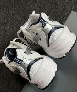 รองเท้าทรงสมดุลรุ่นใหม่คุณภาพสูง ดีไซน์ทันสมัย รุ่น 530 สำหรับผู้ชายและผู้หญิง รองเท้าวิ่งสไตล์สปอร์ต ระบายอากาศได้ดี - Product Image 3